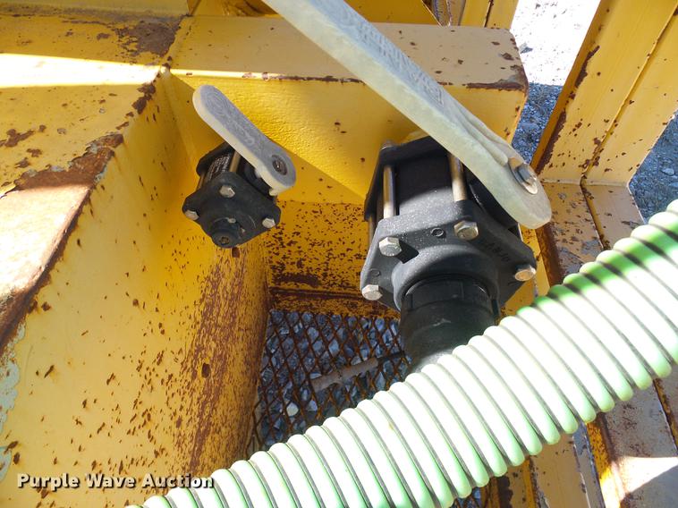 image for item DE5294 2004 International 4300 vacuum truck