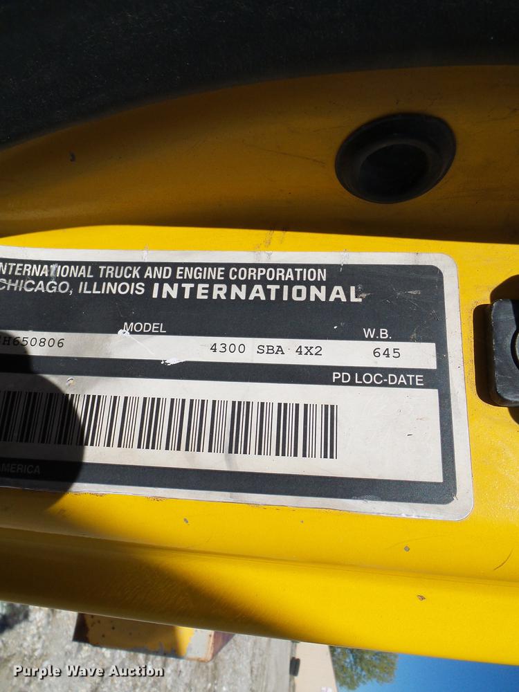 image for item DE5294 2004 International 4300 vacuum truck