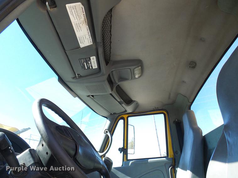 image for item DE5294 2004 International 4300 vacuum truck