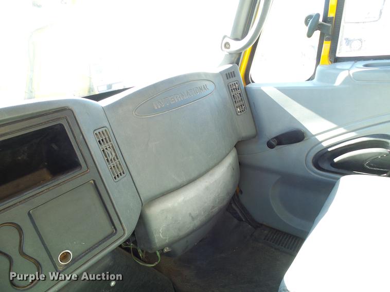 image for item DE5294 2004 International 4300 vacuum truck