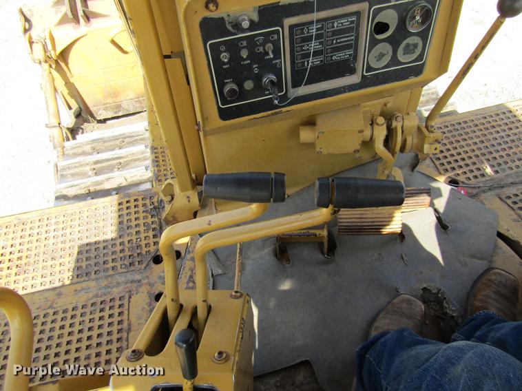 image for item DE5852 1985 Caterpillar D6H dozer