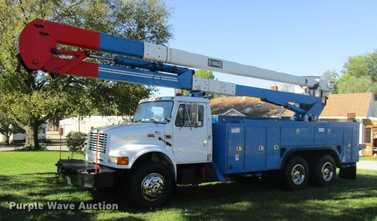 image for item DE5864 2001 International 4900 bucket truck