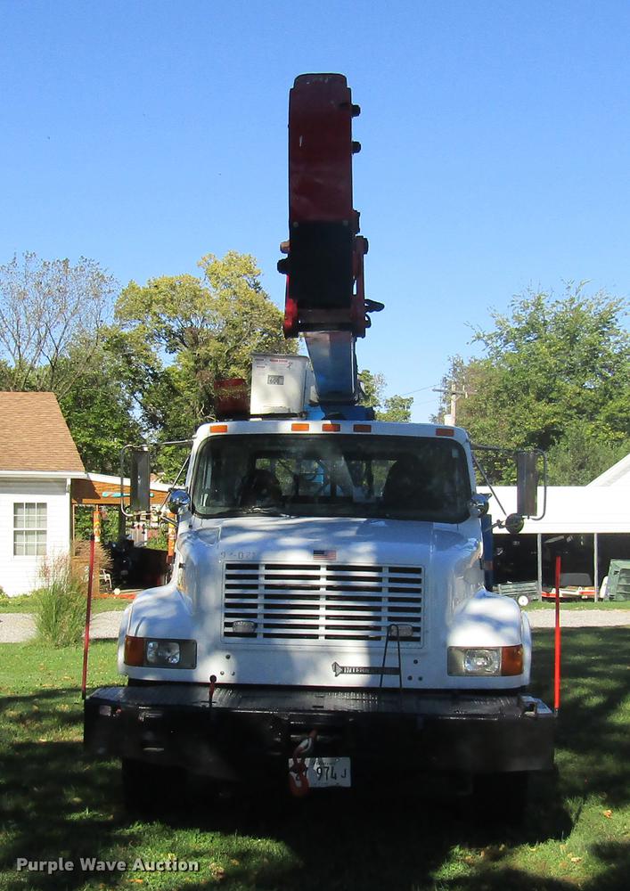 image for item DE5864 2001 International 4900 bucket truck