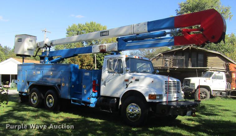 image for item DE5864 2001 International 4900 bucket truck