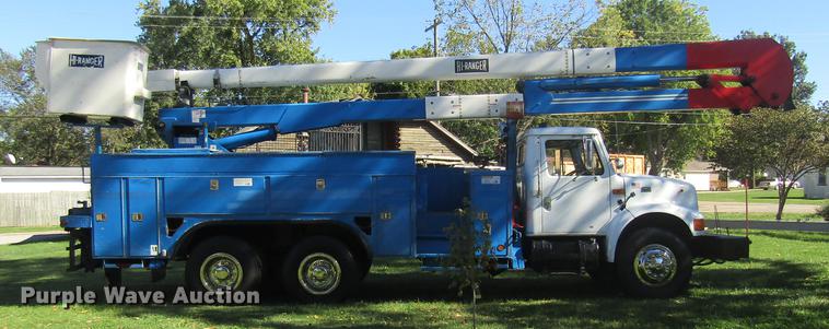 image for item DE5864 2001 International 4900 bucket truck