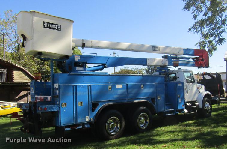 image for item DE5864 2001 International 4900 bucket truck