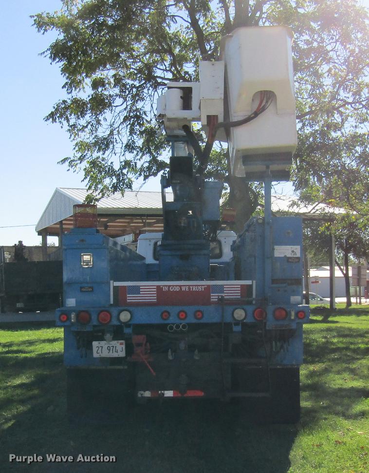 image for item DE5864 2001 International 4900 bucket truck