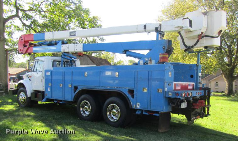 image for item DE5864 2001 International 4900 bucket truck