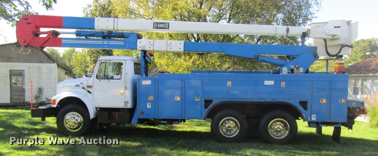 image for item DE5864 2001 International 4900 bucket truck