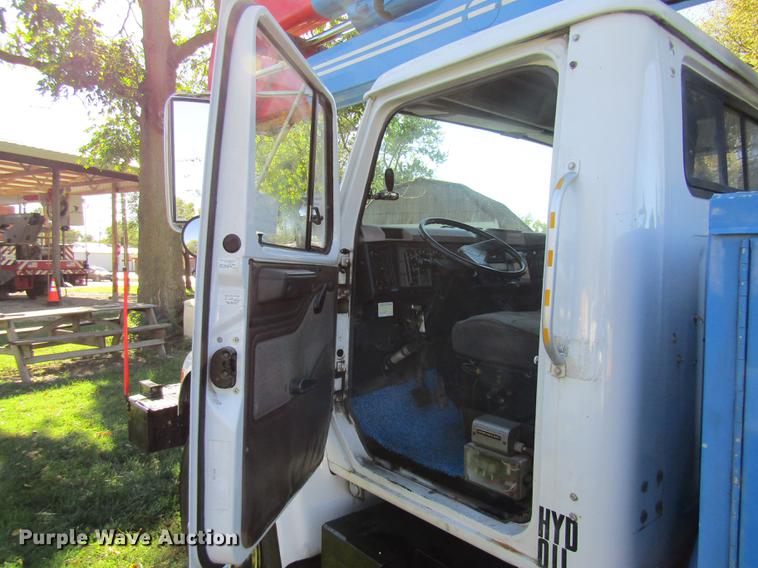 image for item DE5864 2001 International 4900 bucket truck