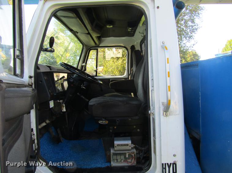 image for item DE5864 2001 International 4900 bucket truck