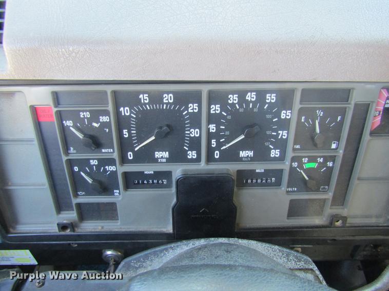 image for item DE5864 2001 International 4900 bucket truck