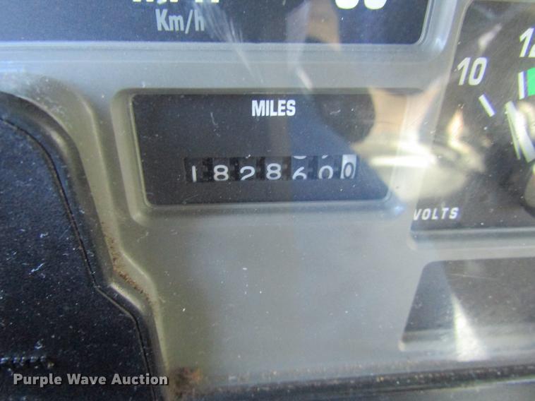 image for item DE5864 2001 International 4900 bucket truck