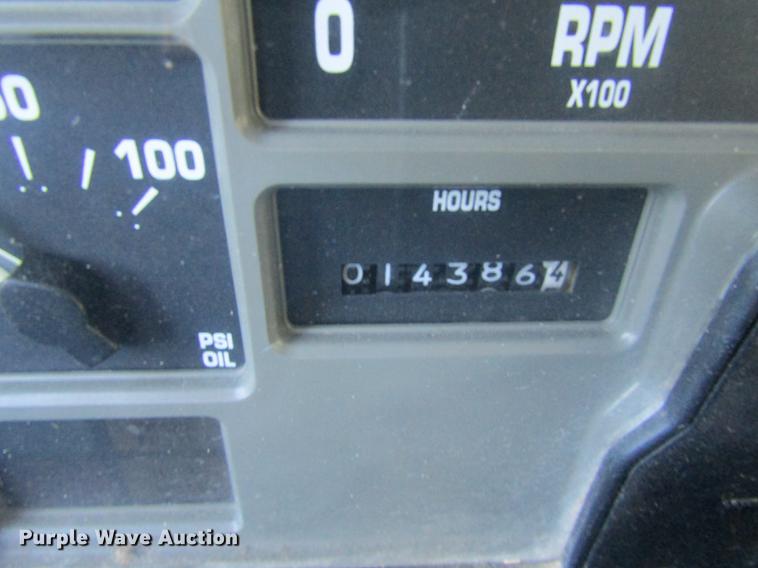 image for item DE5864 2001 International 4900 bucket truck