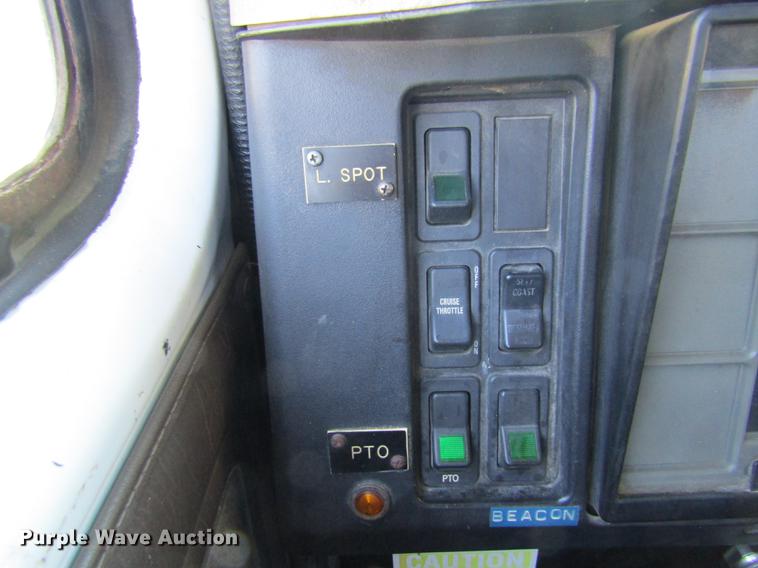 image for item DE5864 2001 International 4900 bucket truck