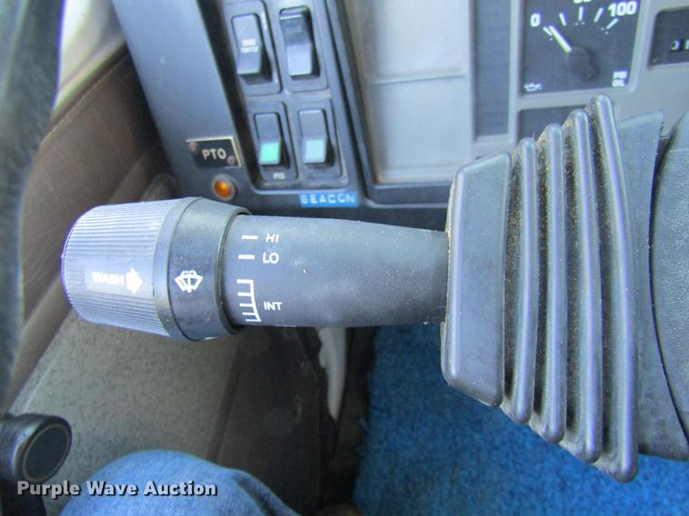 image for item DE5864 2001 International 4900 bucket truck