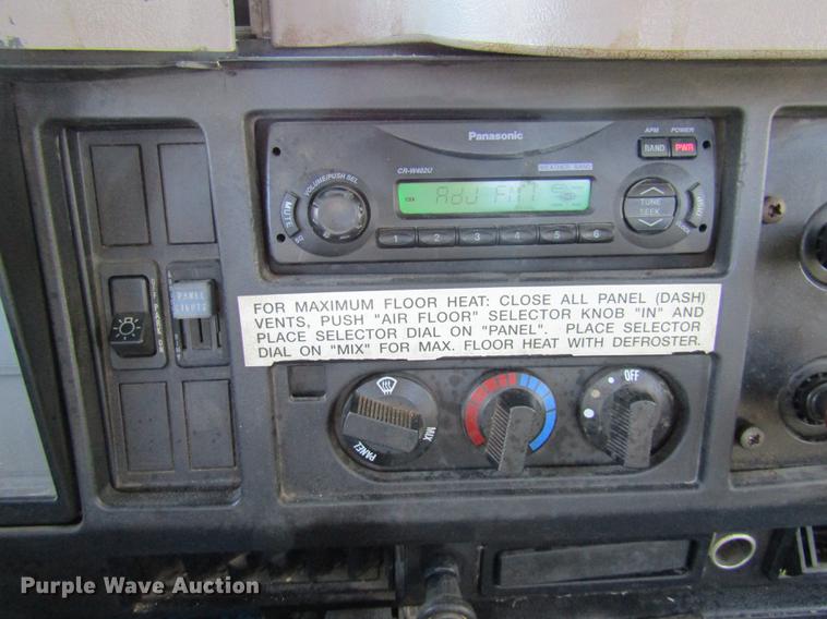 image for item DE5864 2001 International 4900 bucket truck