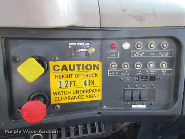 image for item DE5864 2001 International 4900 bucket truck