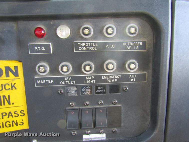 image for item DE5864 2001 International 4900 bucket truck