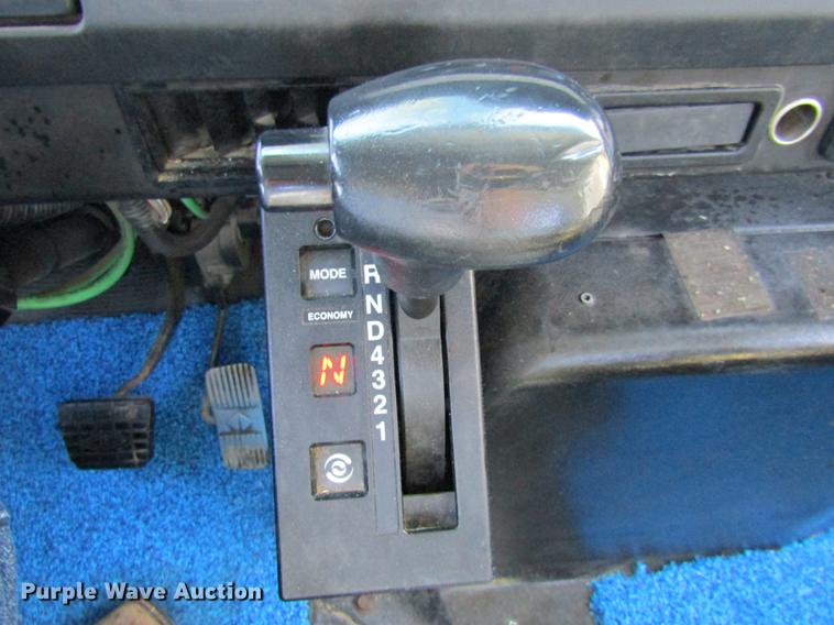 image for item DE5864 2001 International 4900 bucket truck