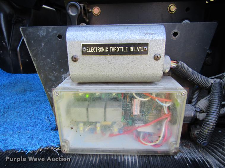 image for item DE5864 2001 International 4900 bucket truck