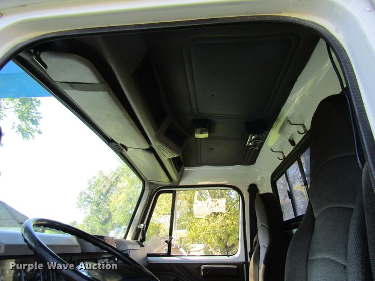 image for item DE5864 2001 International 4900 bucket truck