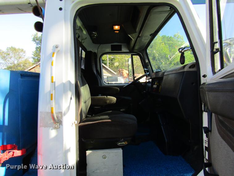 image for item DE5864 2001 International 4900 bucket truck