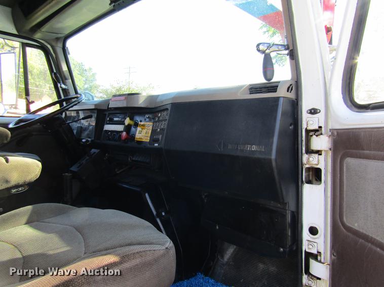 image for item DE5864 2001 International 4900 bucket truck