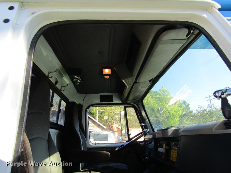 image for item DE5864 2001 International 4900 bucket truck