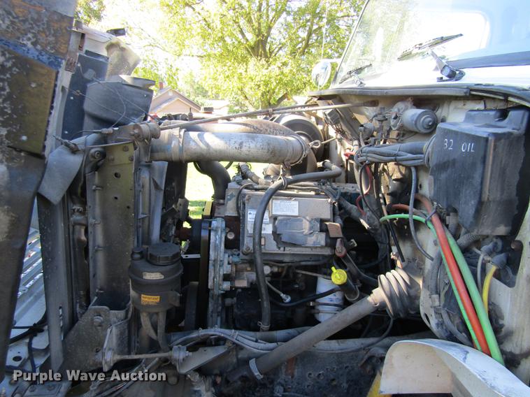 image for item DE5864 2001 International 4900 bucket truck