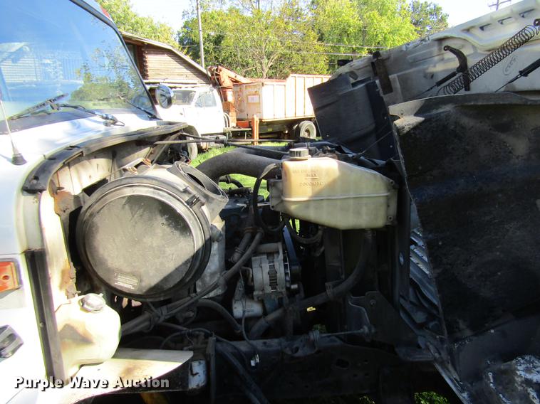 image for item DE5864 2001 International 4900 bucket truck