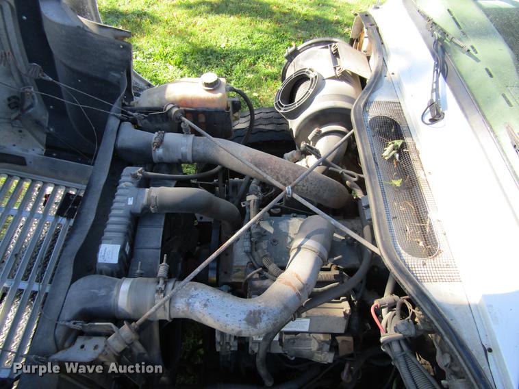 image for item DE5864 2001 International 4900 bucket truck