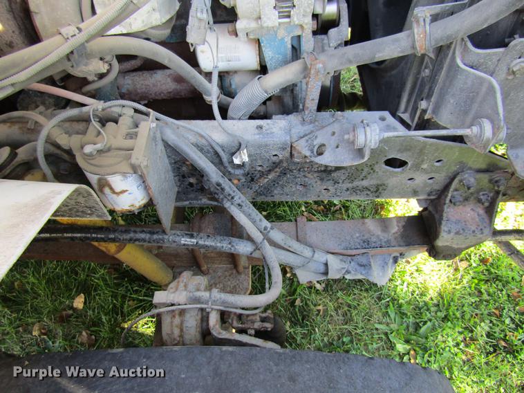 image for item DE5864 2001 International 4900 bucket truck
