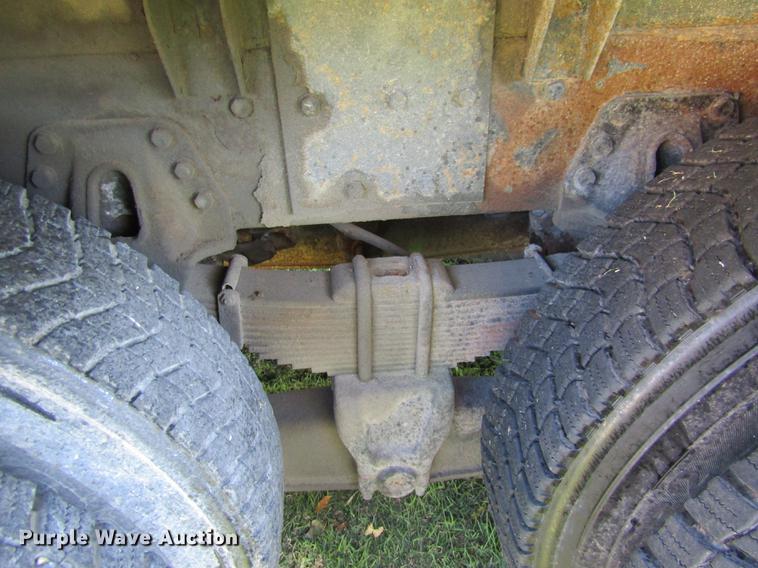 image for item DE5864 2001 International 4900 bucket truck