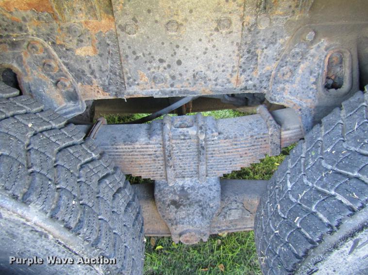 image for item DE5864 2001 International 4900 bucket truck