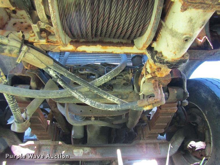 image for item DE5864 2001 International 4900 bucket truck