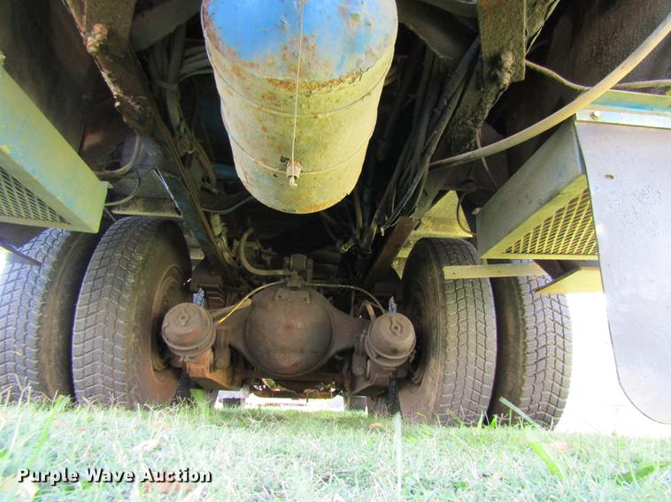 image for item DE5864 2001 International 4900 bucket truck