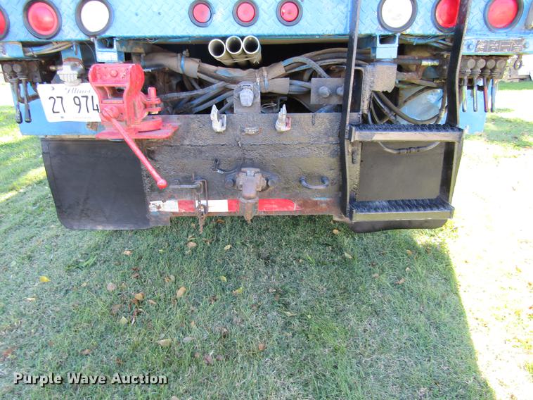 image for item DE5864 2001 International 4900 bucket truck