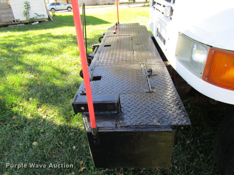 image for item DE5864 2001 International 4900 bucket truck