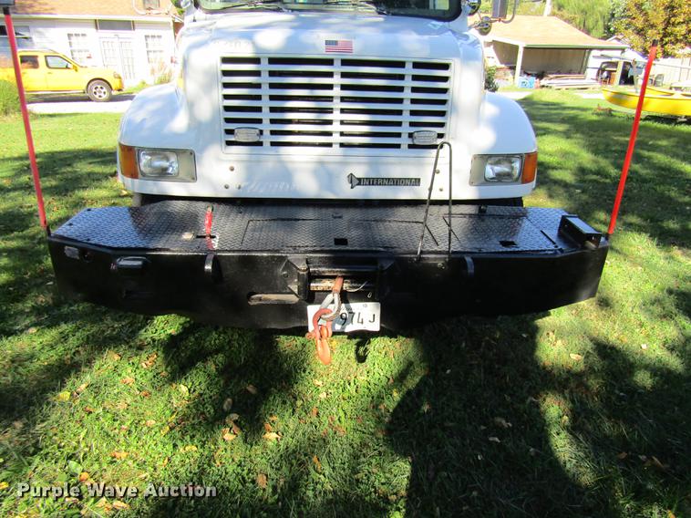 image for item DE5864 2001 International 4900 bucket truck