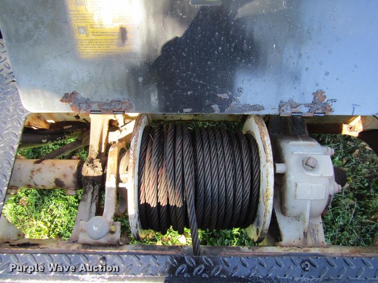 image for item DE5864 2001 International 4900 bucket truck