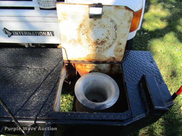 image for item DE5864 2001 International 4900 bucket truck
