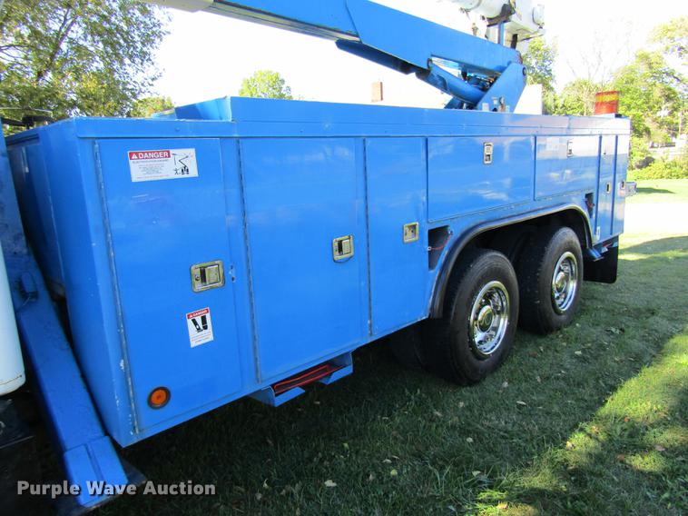 image for item DE5864 2001 International 4900 bucket truck