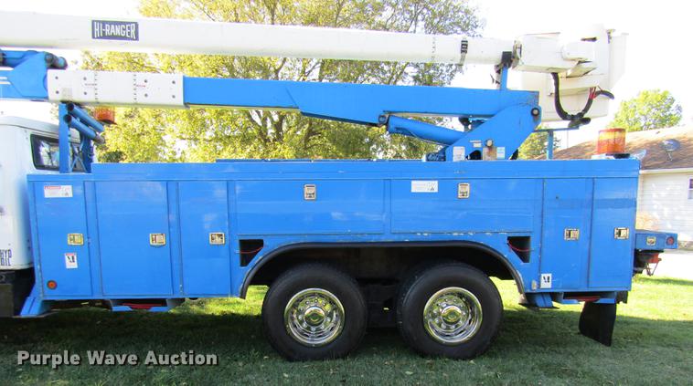 image for item DE5864 2001 International 4900 bucket truck
