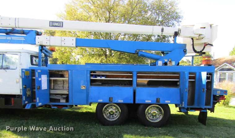 image for item DE5864 2001 International 4900 bucket truck