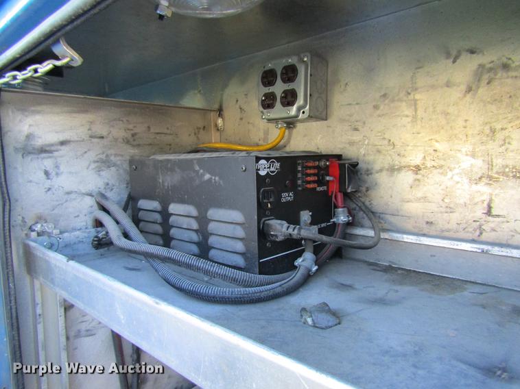 image for item DE5864 2001 International 4900 bucket truck