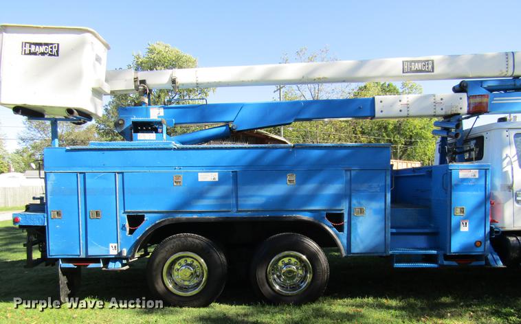 image for item DE5864 2001 International 4900 bucket truck