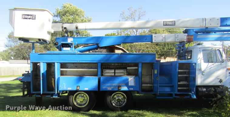 image for item DE5864 2001 International 4900 bucket truck