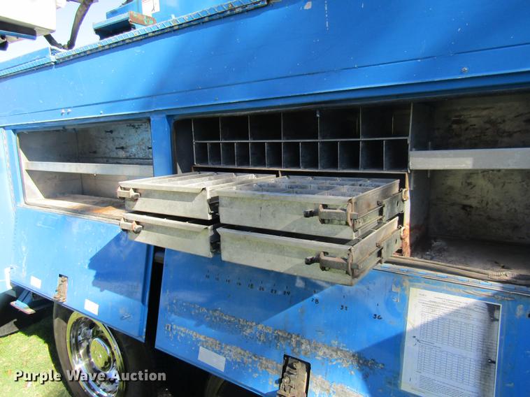 image for item DE5864 2001 International 4900 bucket truck