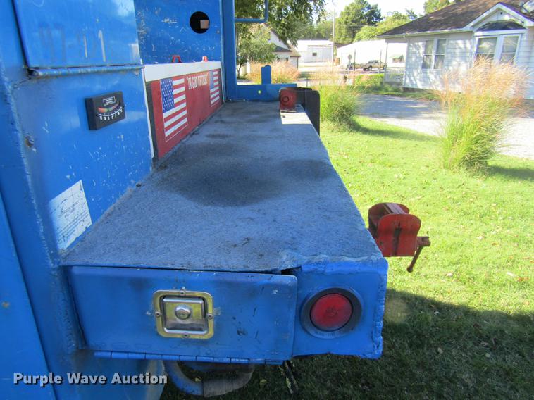 image for item DE5864 2001 International 4900 bucket truck